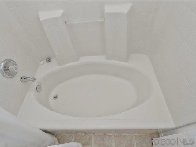 1277 Glencoe Dr, San Diego CA: https://media.crmls.org/mediaz/bdc63d08-7446-4cc9-a25b-132859174b12.jpg