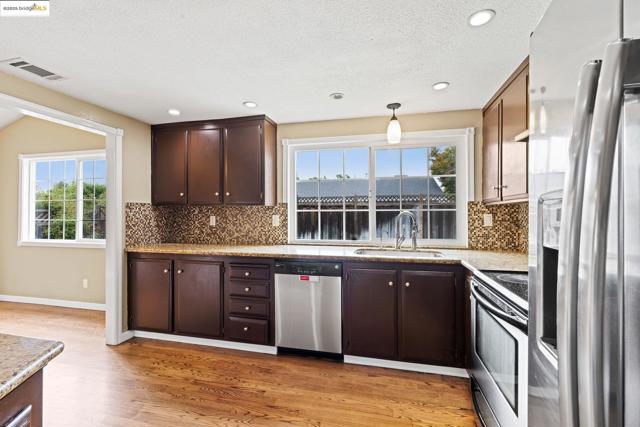 838 Hazel St, Livermore CA: https://media.crmls.org/mediaz/bdc689fd-cc2e-4306-b708-1deb351dac88.jpg
