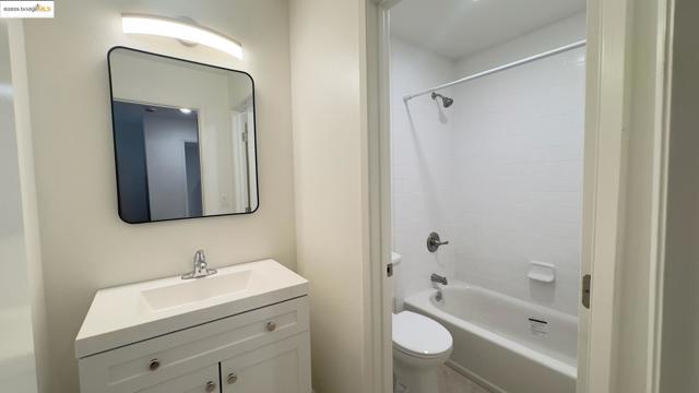 425 Orange Street, Oakland CA: https://media.crmls.org/mediaz/bdc6b31e-59a0-4193-8323-caa598d7b9c5.jpg