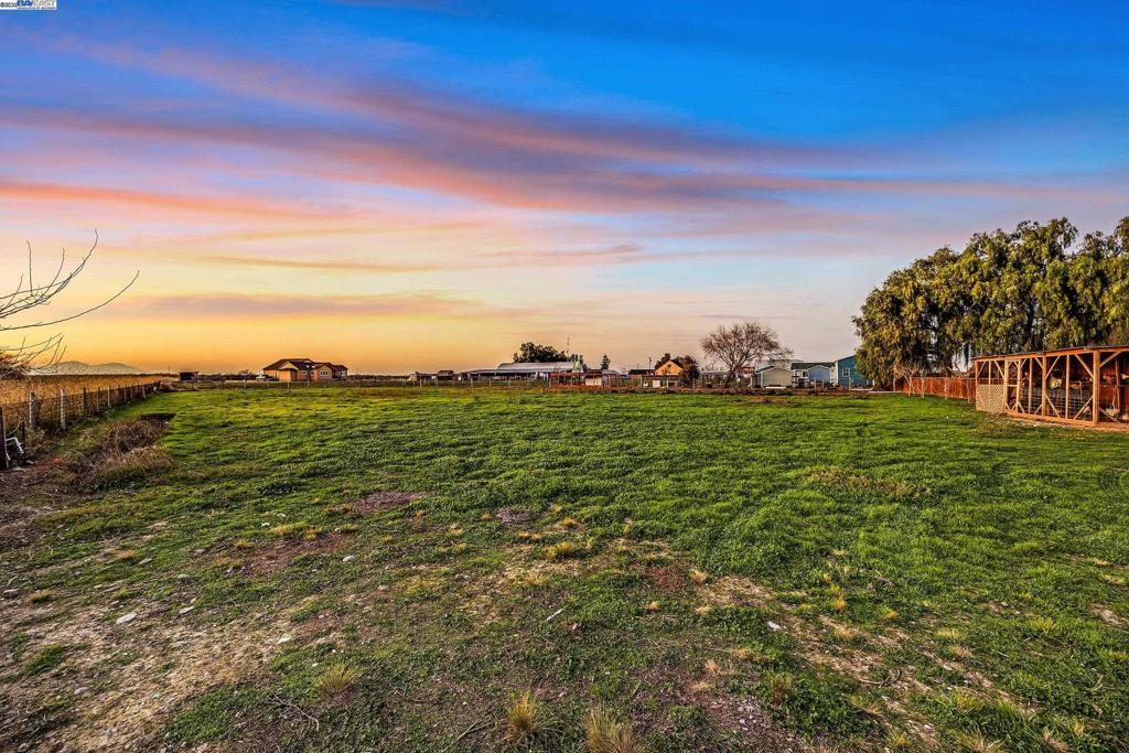 https://media.crmls.org/mediaz/bdc79d5b-22ab-4f14-b2d7-62753607cdfb.jpg?preset=X-Large