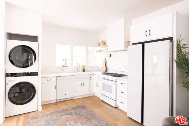 1617 1/4 Micheltorena Street, Los Angeles CA: https://media.crmls.org/mediaz/bdc7a9a1-5f0e-4126-b1b1-e9490ce735e5.jpg