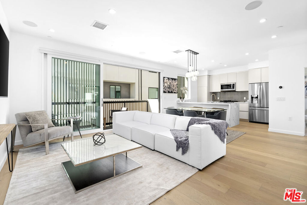 1/2 N Sycamore Avenue