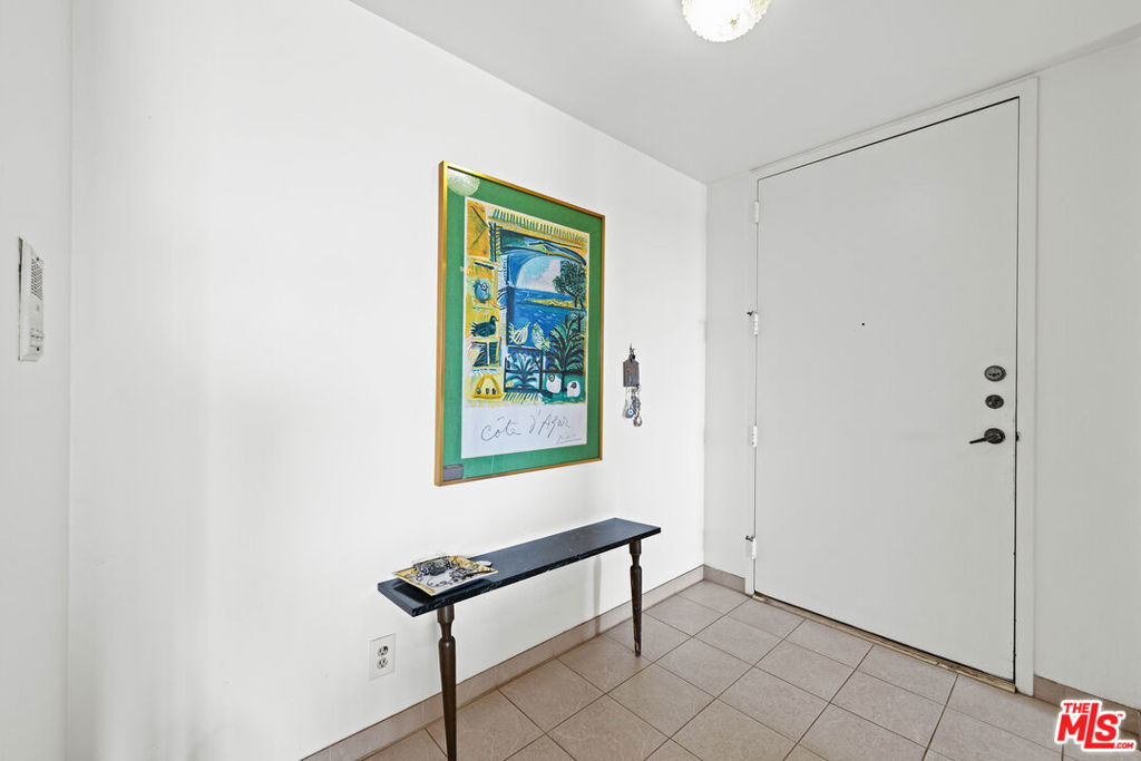 https://media.crmls.org/mediaz/bdc8d0bb-ca3f-4339-91d2-aec1b463b6fc.jpg?preset=X-Large