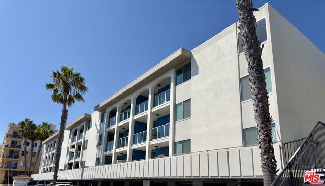 13900 Panay Way, Marina del Rey CA: https://media.crmls.org/mediaz/bdca8cc1-dfb3-460a-a63e-372ff3fd48d0.jpg