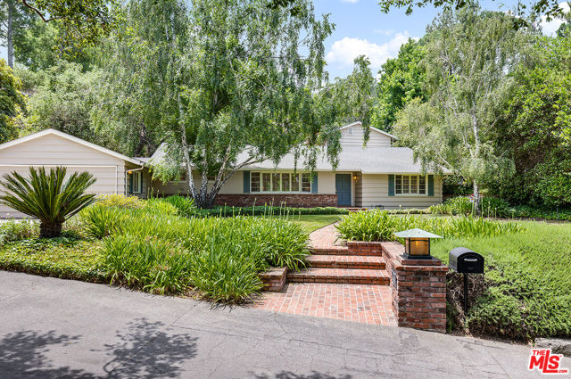 1215 Linda Ridge Lane, Pasadena CA: https://media.crmls.org/mediaz/bdcaf510-deb2-4069-8460-e2baffe4c13d.jpg