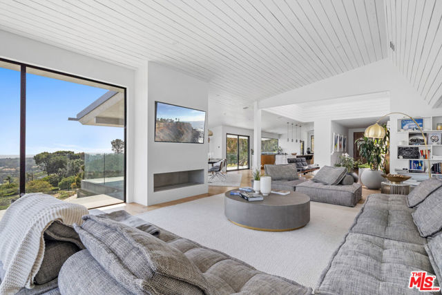 23812 Malibu Crest Drive, Malibu CA: https://media.crmls.org/mediaz/bdcc83ec-e54a-412e-afcc-e8d419fb6f9c.jpg