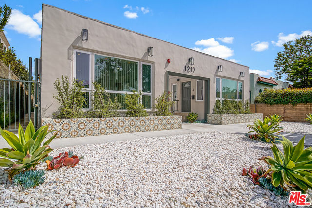 1217 9th Street, Santa Monica CA: https://media.crmls.org/mediaz/bdccac8f-ca84-49d5-b2ca-b014ac52c8d9.jpg