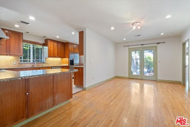 4385 Camellia Avenue, Studio City CA: https://media.crmls.org/mediaz/bdcd47aa-8d2c-4d77-9508-1c3eef96e02f.jpg