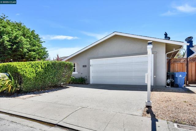 423 Casa Del Mar Dr, Half Moon Bay CA: https://media.crmls.org/mediaz/bdcd77e8-0ca3-42e4-b9b1-1c85f32baa1d.jpg