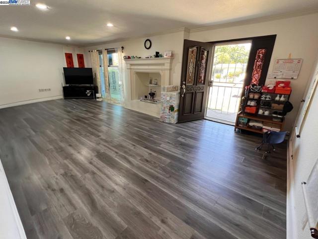 2748 Eastgate Ave, Concord CA: https://media.crmls.org/mediaz/bdcda99d-d333-4870-868b-25f2d09a7da8.jpg
