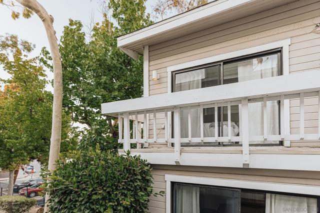 4652 Don Lorenzo Dr, Los Angeles CA: https://media.crmls.org/mediaz/bdce179c-cb68-4032-a828-1178de38b6b2.jpg