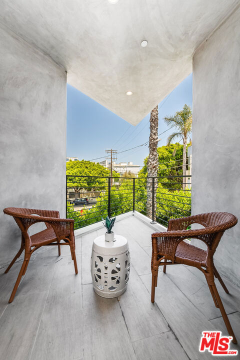 126 Thornton Place, Venice CA: https://media.crmls.org/mediaz/bdce2d2a-2102-4ff9-8c26-6ea19ee0baa6.jpg