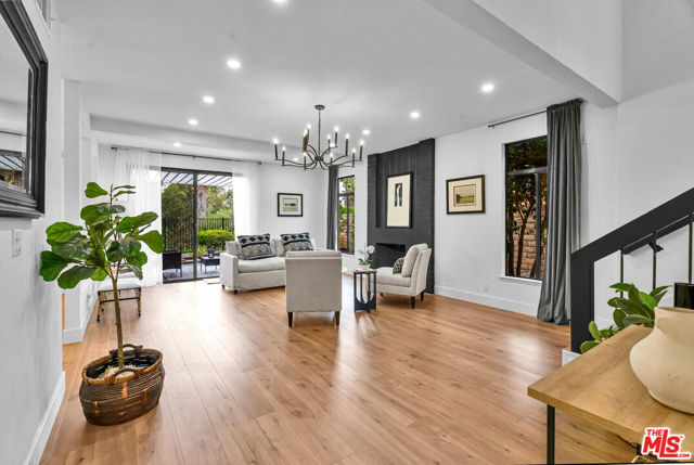 1059 Hillview Circle, Simi Valley CA: https://media.crmls.org/mediaz/bdce61da-68b2-4320-bd47-4ca7a8247fd7.jpg