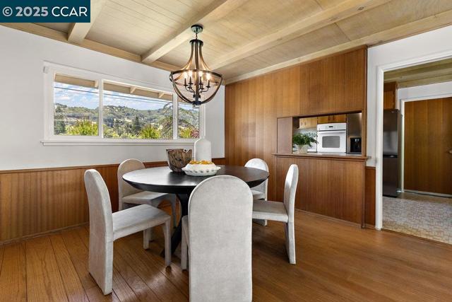 1 Aspinwall Ct, Orinda CA: https://media.crmls.org/mediaz/bdce7005-df6e-4d65-a39e-c6e20d9e2fd2.jpg