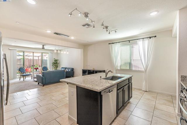 9315 Wild Lilac Cir, Sacramento CA: https://media.crmls.org/mediaz/bdcfaac6-2fbe-4596-891d-ac3980e385ed.jpg