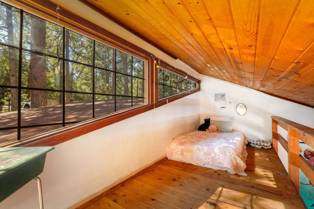 54820 Fern Drive, Idyllwild CA: https://media.crmls.org/mediaz/bdd0905d-035b-4c60-82fb-7a1b87a39b00.jpg