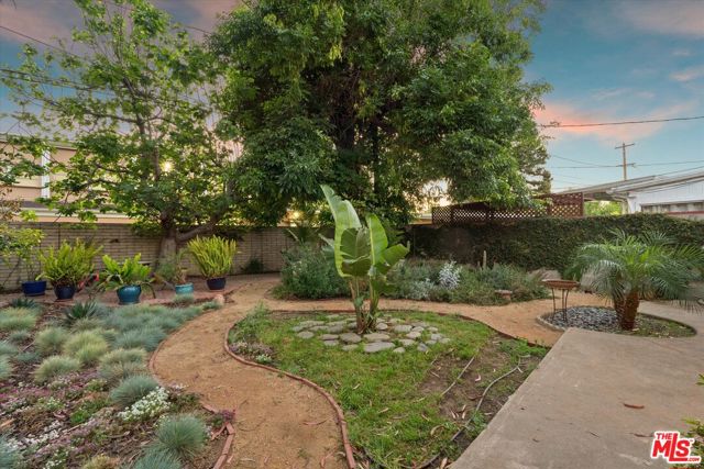 7667 Chisholm Avenue, Van Nuys CA: https://media.crmls.org/mediaz/bdd0f597-1471-4eb7-b88f-694030ea03ff.jpg