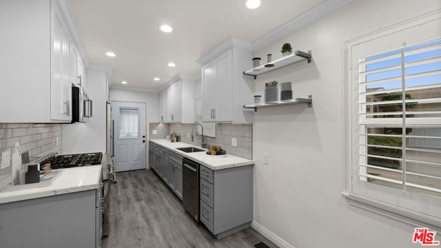 6311 La Tijera Boulevard, Los Angeles CA: https://media.crmls.org/mediaz/bdd0fd16-bab8-4e84-af80-8c3236508148.jpg