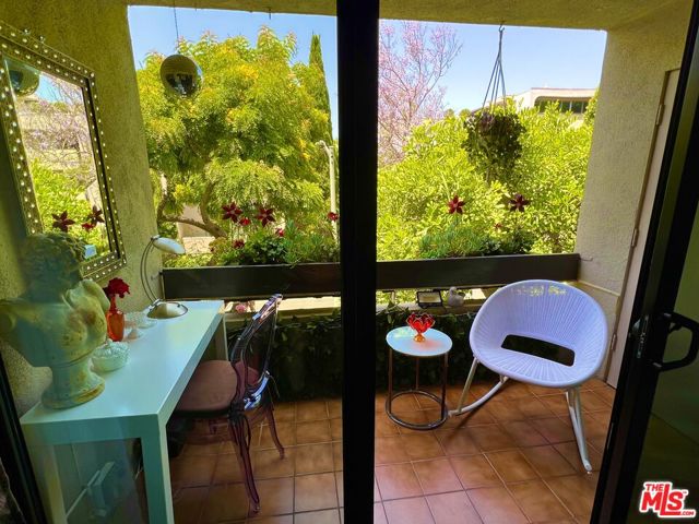950 N Kings Road, West Hollywood CA: https://media.crmls.org/mediaz/bdd15a95-079f-4fbd-bdcf-59cc77477c13.jpg