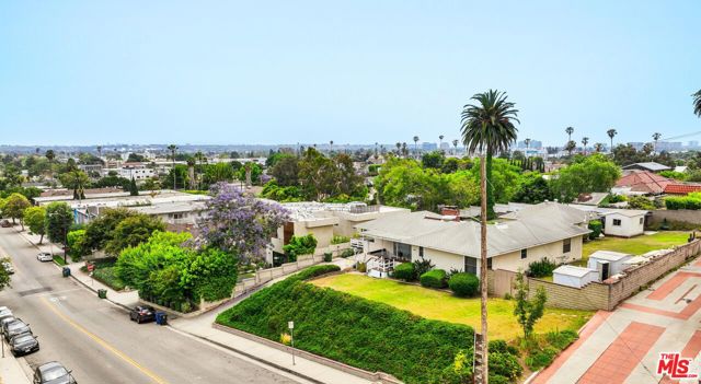 3671 Inglewood Boulevard, Los Angeles CA: https://media.crmls.org/mediaz/bdd1b6a3-dee6-4385-acc5-3630ccf4b120.jpg