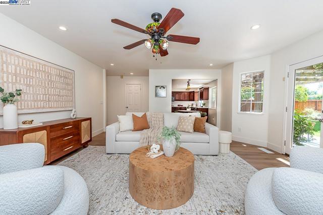 34233 Perry Glen Ter, Union City CA: https://media.crmls.org/mediaz/bdd381cf-202d-4b97-bc15-c20dcb8da4f9.jpg