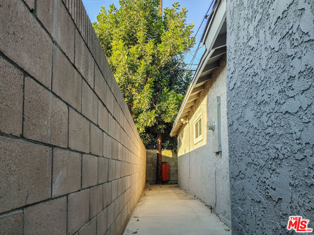 Clean & private side yard