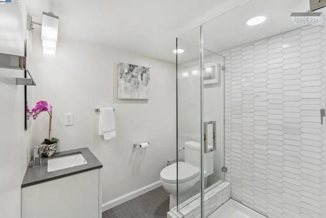 1827 Moreland Dr, Alameda CA: https://media.crmls.org/mediaz/bdd41c4b-9dc7-40c5-8be6-96f7fe46be9a.jpg