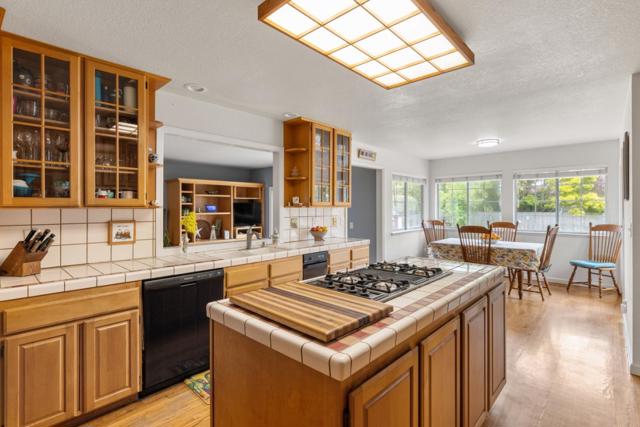 315 Valdez Avenue, Half Moon Bay CA: https://media.crmls.org/mediaz/bdd521b1-9344-4b27-9152-48489960a6b6.jpg
