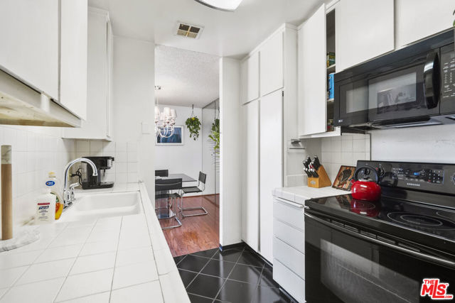 100 S Doheny Drive, Los Angeles CA: https://media.crmls.org/mediaz/bdd55eda-a72a-4730-9861-e92cfbc236d5.jpg