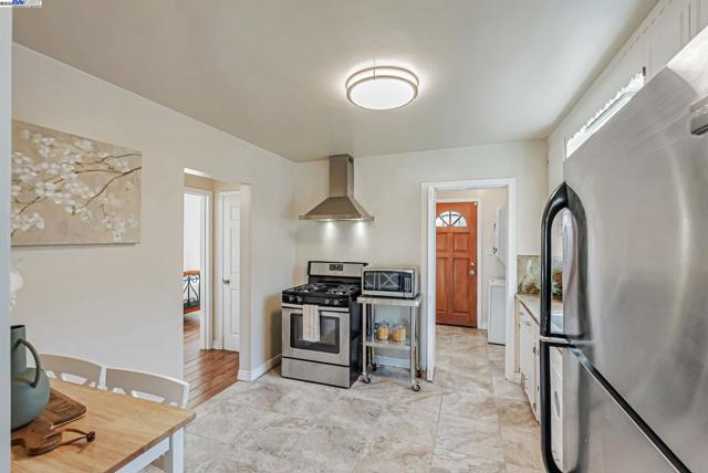 10500 Byron Ave, Oakland CA: https://media.crmls.org/mediaz/bdd57778-3cce-4bb3-ae9c-bb641cffadd1.jpg