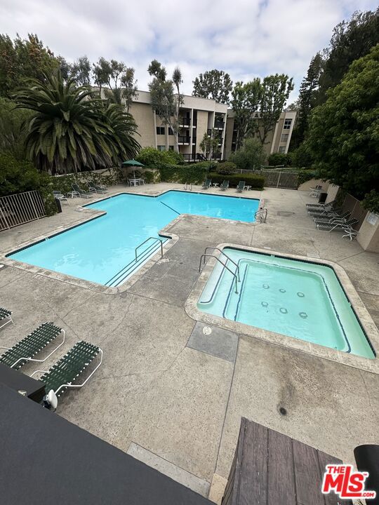 8316 Raintree Circle, Culver City CA: https://media.crmls.org/mediaz/bdd5ee4f-1854-4130-b0e7-92a131dfb109.jpg