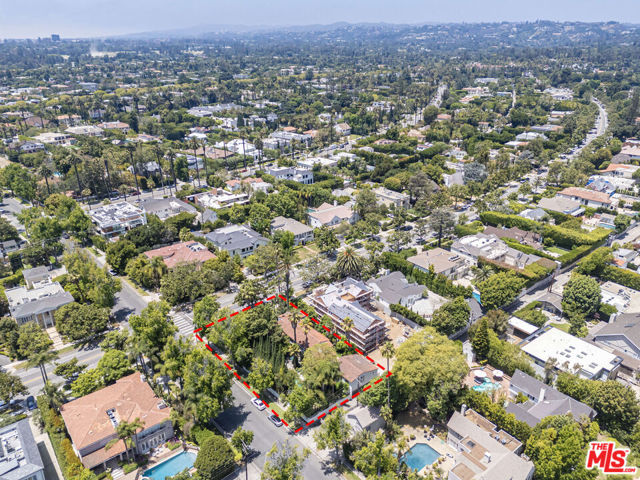 602 N Crescent Drive, Beverly Hills CA: https://media.crmls.org/mediaz/bdd720f2-8a0c-458c-a0a3-a33f1e71ed13.jpg