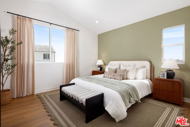 1660 Coral Sea Lane, Los Angeles CA: https://media.crmls.org/mediaz/bdd8010e-82ff-4e6e-acac-58ee998cfd7e.jpg