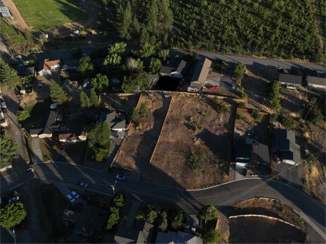 891 S Davis Avenue, Weed CA: https://media.crmls.org/mediaz/bdd9baa5-ce88-4608-99be-065734247d28.jpg