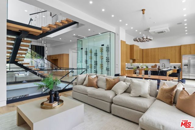 4535 Haskell Avenue, Encino CA: https://media.crmls.org/mediaz/bdd9cce3-09b0-4860-8c28-3563ffd0db35.jpg