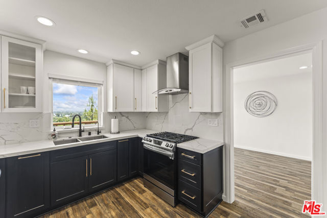 11621 Sunshine Terrace, Studio City CA: https://media.crmls.org/mediaz/bdda1f64-2b9d-48d7-8312-edef2475eb9a.jpg