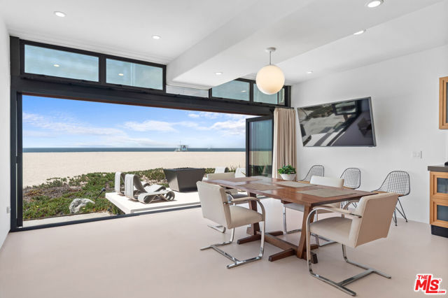3817 Ocean Front Walk, Marina del Rey CA: https://media.crmls.org/mediaz/bdda3e91-cb68-4b40-9108-8ff360a4415a.jpg