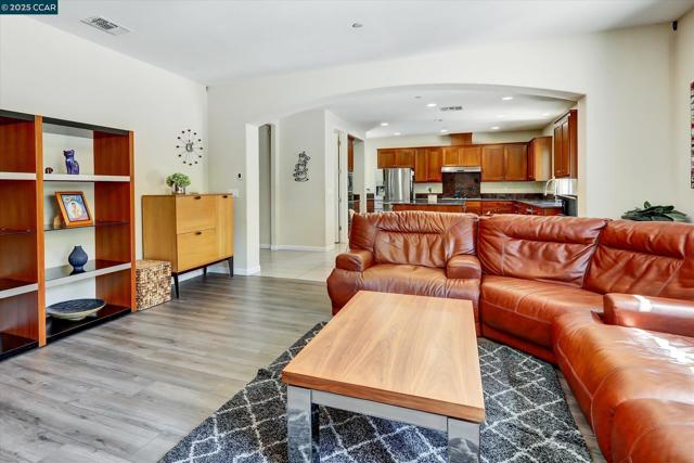 4007 Oak Knoll St, Antioch CA: https://media.crmls.org/mediaz/bdda42e3-12e9-4e57-b010-533eca033451.jpg