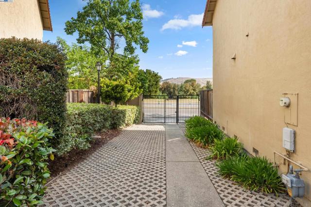 40654 WOLCOTT PLACE, Fremont CA: https://media.crmls.org/mediaz/bdda6d9d-95a2-4cce-9d3d-11007c5986ca.jpg