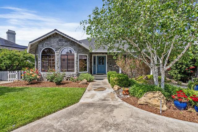 105 Louise Circle, Hollister CA: https://media.crmls.org/mediaz/bddb97a2-2614-4dfe-a4b6-b1f17ebae46e.jpg