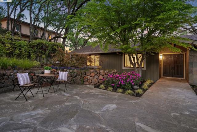 361 Castle Crest Rd, Alamo CA: https://media.crmls.org/mediaz/bddbb002-77d9-49cc-841e-141ac19f7e32.jpg