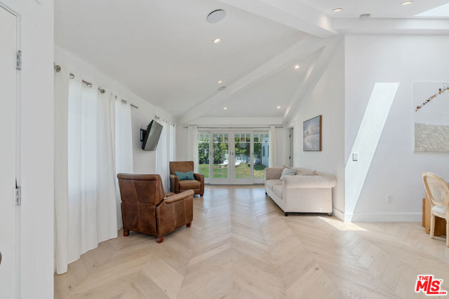 1152 S Windsor Boulevard, Los Angeles CA: https://media.crmls.org/mediaz/bddbca34-4a77-4dd0-88eb-6cbf181bb9b4.jpg