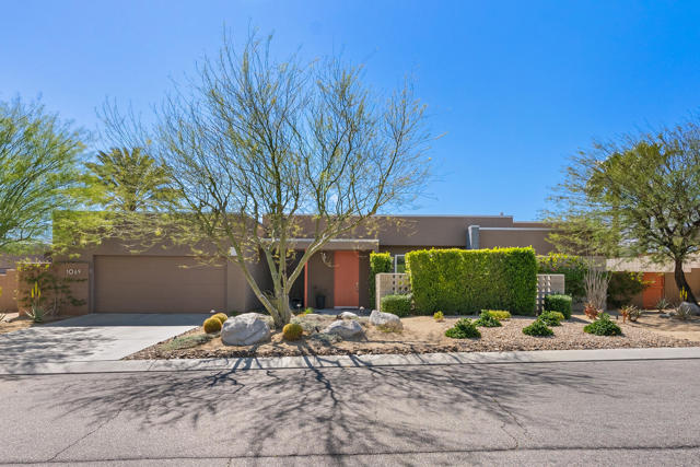1069 Azure Court, Palm Springs CA: https://media.crmls.org/mediaz/bddc1d25-5882-4509-bb4b-aa467f2902cf.jpg