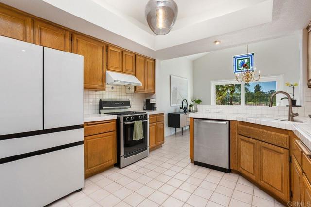 1265 Camino Lorado, San Marcos CA: https://media.crmls.org/mediaz/bddc9215-1720-4e9f-9397-ed2f10f192b0.jpg