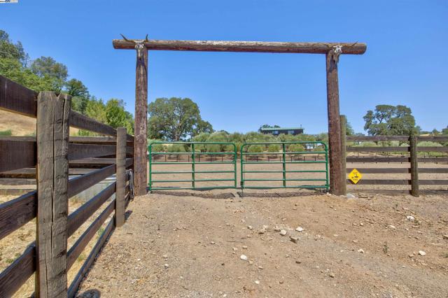 5281 Chiles Pope Valley Rd,  CA: https://media.crmls.org/mediaz/bddca36f-f27d-41f2-9b78-618d71b2a221.jpg