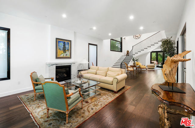 356 S Clark Drive, Beverly Hills CA: https://media.crmls.org/mediaz/bddcc113-0d49-4f49-a6d8-c6bded512c49.jpg