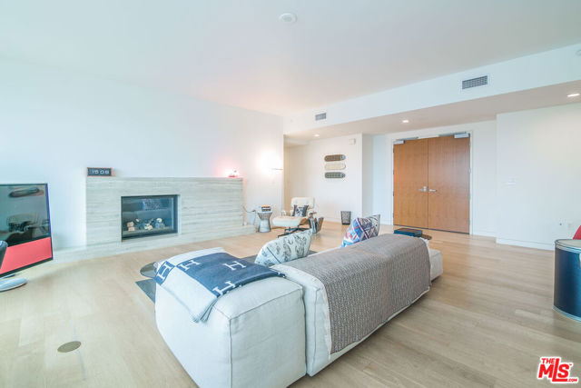 1 W Century Drive, Los Angeles CA: https://media.crmls.org/mediaz/bddd487a-34bb-4b59-967a-75245ea51d16.jpg