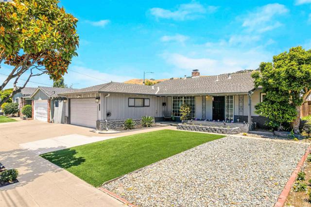 30566 Prestwick Ave, Hayward CA: https://media.crmls.org/mediaz/bdddc9b2-5e36-4d3f-902d-ecf12cd5528f.jpg