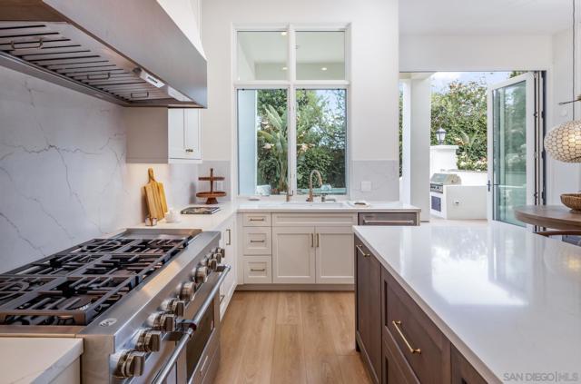 2815 Santa Fe Vista Ct, Encinitas CA: https://media.crmls.org/mediaz/bddeb3a6-d220-4ffc-afd3-6638f866e22d.jpg