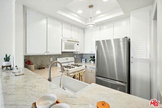 8505 Gulana Avenue, Playa del Rey CA: https://media.crmls.org/mediaz/bddefd0f-8fcd-466f-9a7e-462808aff529.jpg